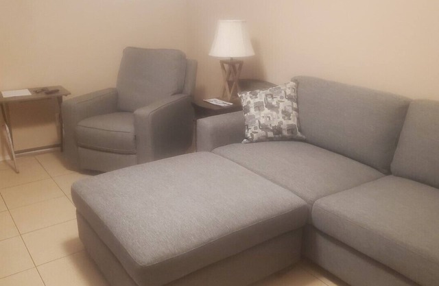 Affordable Business/Family Apartment with Garage