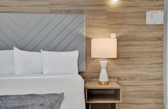 Affordable Chic Stay Near Lauderdale-by-the-Sea | 2BR Adult-only Suite