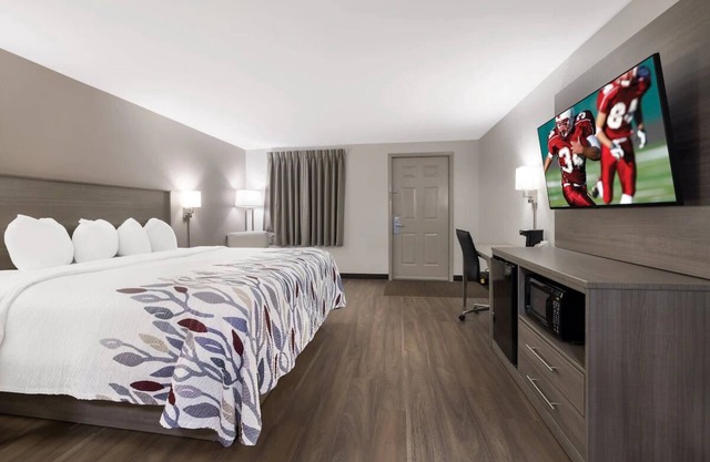 Affordable Comfort in Weedsport! Pets Allowed, FREE Parking and Breakfast