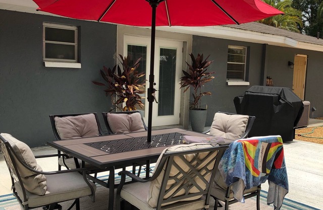 Affordable cozy home..mins away from Boat House & Caloosahatchee