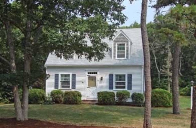Affordable Family Getaway Sleeps 7, Near Bike Path, Beach, Golf, Harwich Center