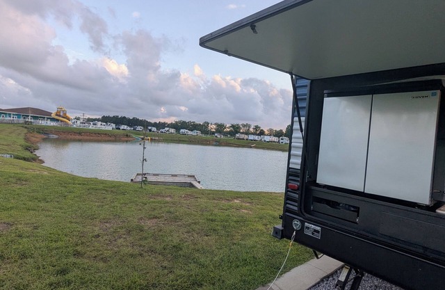 Affordable family vacay. Pet friendly, cozy RV 30 minutes to beach