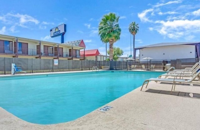 Affordable Getaway! Free Parking, Outdoor Pool, Close to Reid Park Zoo