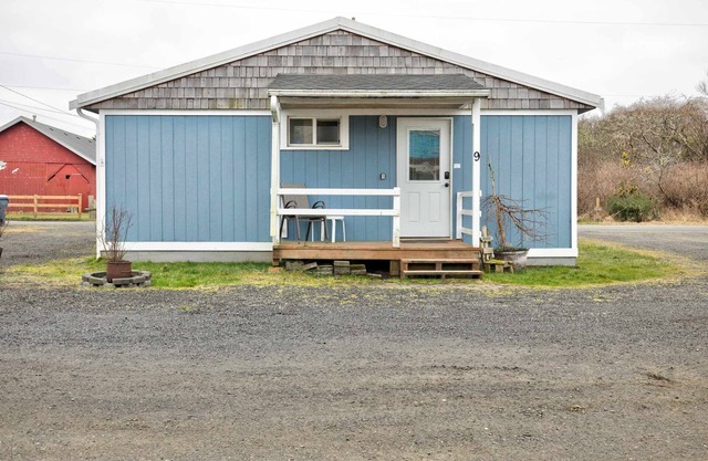 Ocean Spray Resort Cottage 9 by Grayland Beach