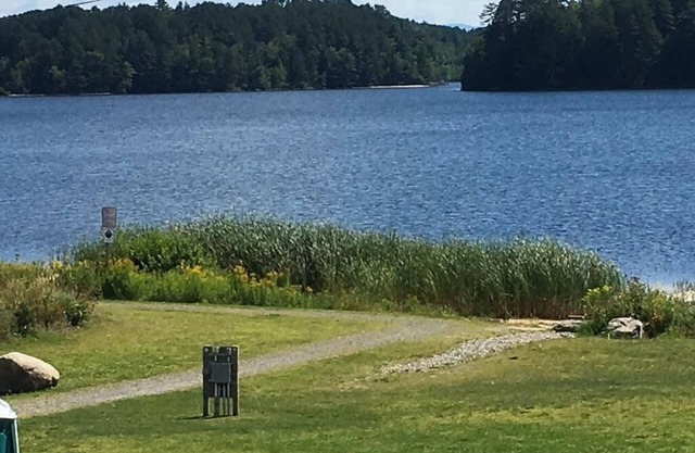 Erschwingliche Unterkünfte am See im wunderschönen Inselteich direkt neben dem Wanderweg.
