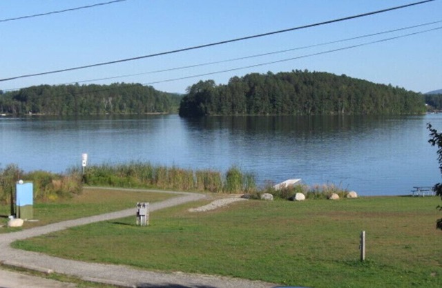 Erschwingliche Unterkünfte am See im wunderschönen Inselteich direkt neben dem Wanderweg.