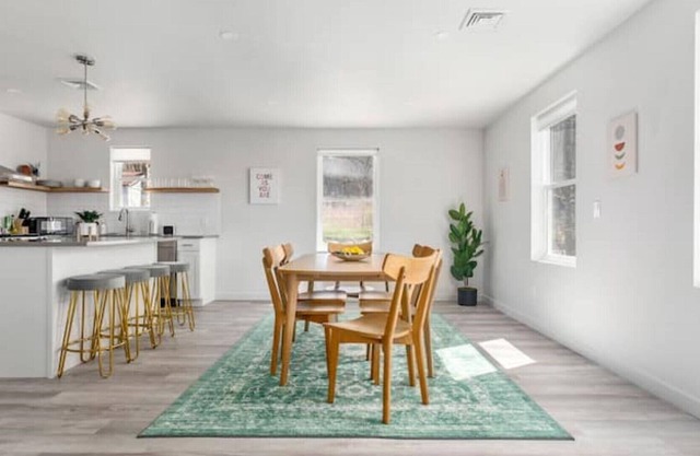 Open modern home perched above the mountains minutes from all local attractions
