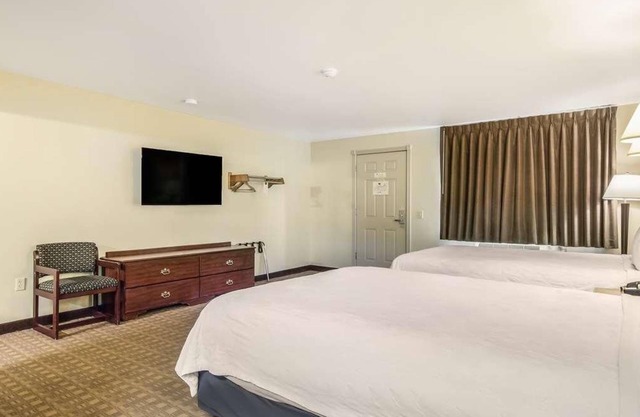 Affordable Stay at GuestHouse Montesano! Free Parking & Bfast, Pet-Friendly!
