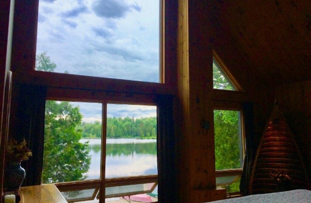 AFTICA Luxury Lakefront Cottage: Private Beach, Great view, 5 min to Store/SAQ