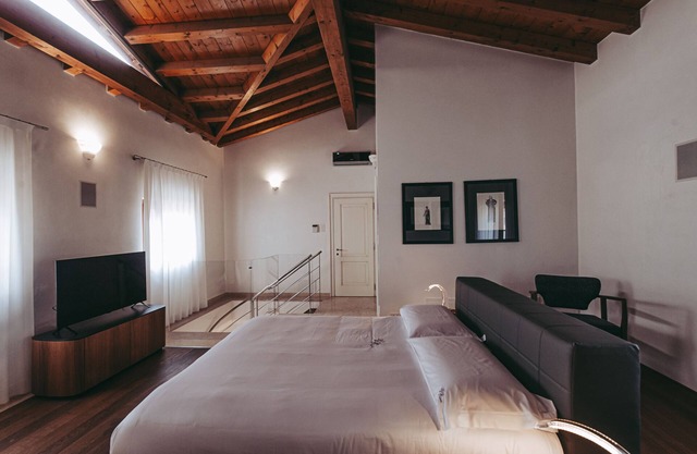 Agata, room with bathroom.Villa Riva, tranquility,at the foot of the Little Dolomites.