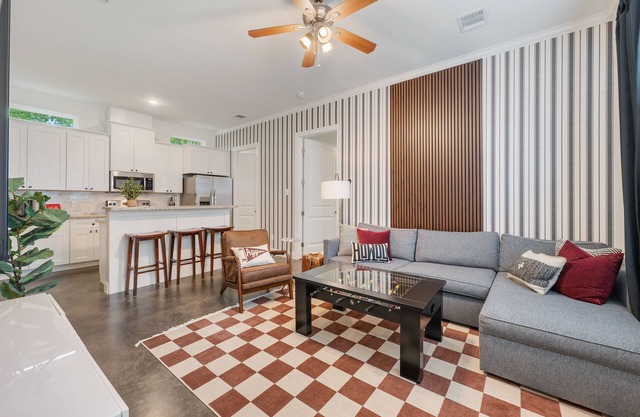 Aggieland Gameday Guesthouse with putting green and fire pit! Walk to Kyle Field