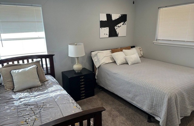 Agreeable Gray: 3 Bedroom, Soothing 5 Beds, Large groups, Pet Friendly