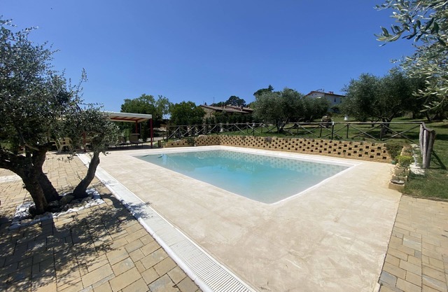 Bauernhaus Casa del Sole: Toskana-Umbrien Apartment mit Pool und Klimaanlage