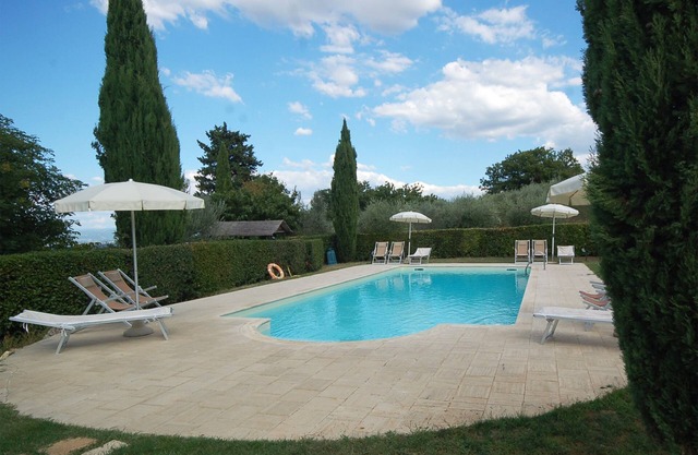 Agriturismo for 4 with a shared pool, by a village