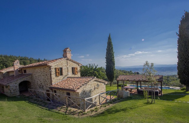 Agriturismo Henni Schwimmbad Sauna und Jacuzzi mit Panoramablick