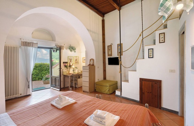 Bauernhaus 'Camera Spaziosa In Agriturismo' mit Bergblick, Gemeinschaftspool und Wi-Fi