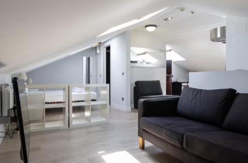 AH- Descubre Madrid desde un ático con estilo acogedor