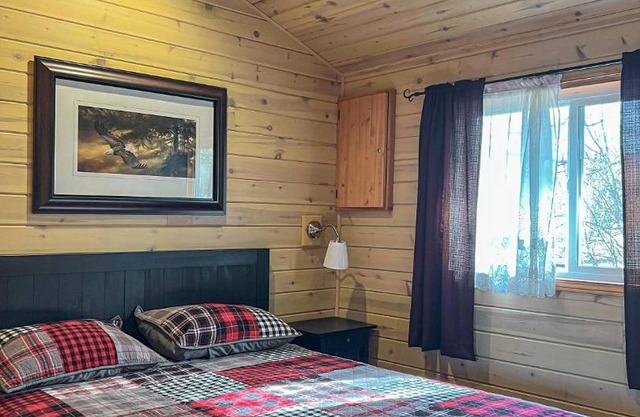 Ahmic Lake Resorts Black Bear Cottage