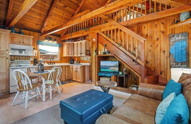 Aidenn Cabin - 1 bedroom, loft, 1 bath - Walk to private beach & Restaurants