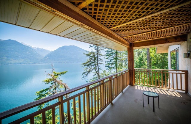 Ainsworth Lakefront Getaway