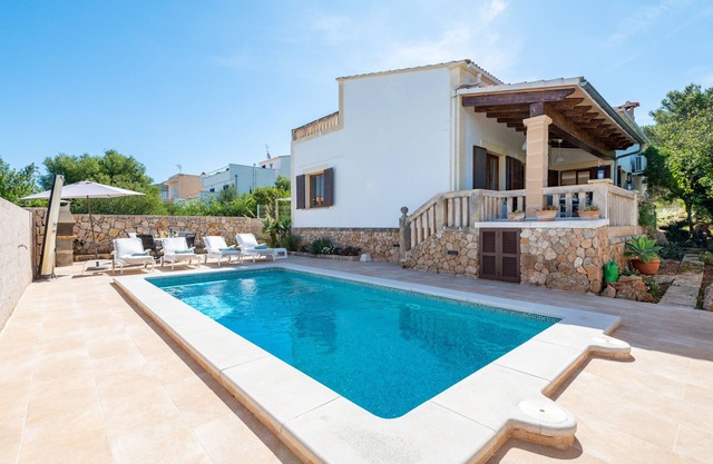 Klimatisiertes Ferienhaus mit Pool, Garten, Terrasse und WLAN