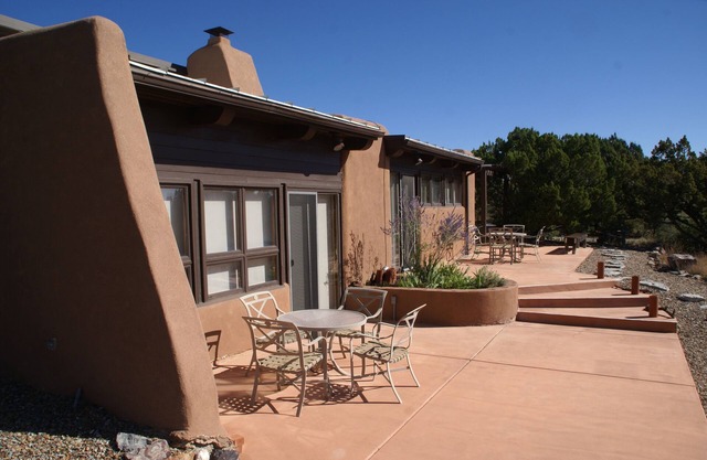 Casa solar pasiva de Adobe en un entorno rural privado cerca de la ciudad