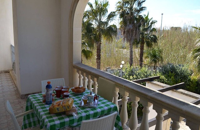 Komfortable Villa mit Klimaanlage und großem möbliertem Balkon in San Foca