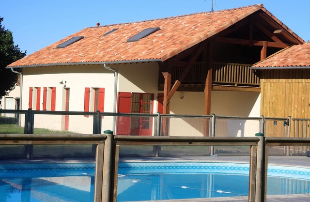 Klimatisiertes Ferienhaus für 8 Personen mit beheiztem Pool im Herzen des Landeswaldes