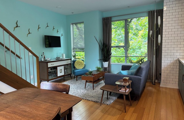 Air conditioned Private townhouse in trendy Mount Pleasant!