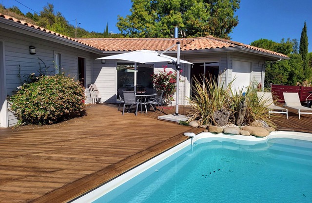 Moderne Villa mit Pool und hochwertigen Dienstleistungen