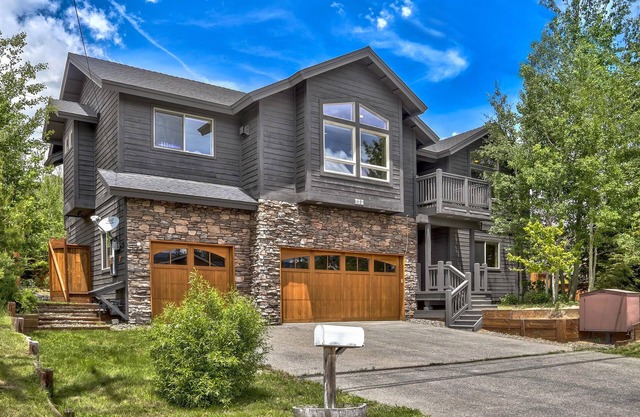 Air Conditioning, Hot Tub, Pet Friendly, Near Lake, Bunks, Allowed Extra Kids