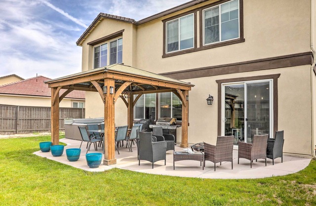 Air Racing Decor, Hot Tub: Sparks Home!