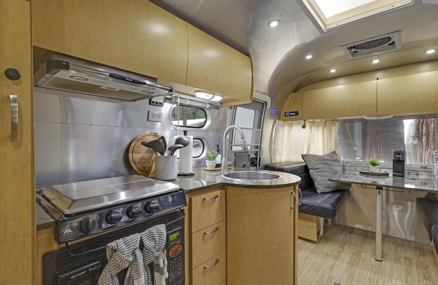 Airstream - (Magnolia)