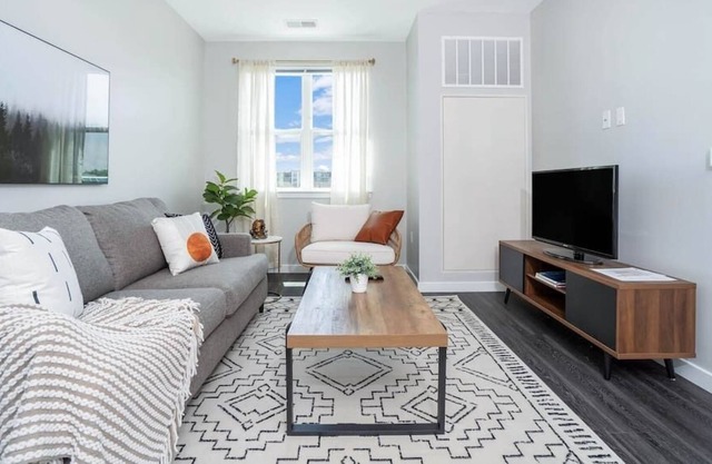 Airy 1bd/1ba + Pool - Near Stamford Harbor