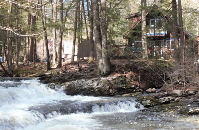 Airy 3BR on the banks of a roaring creek