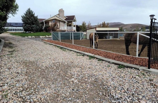 Airy Basement Suite - Private Entrance/Parking