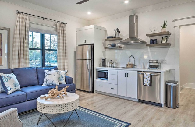 Airy Bentonville Studio < 1 Mile to City Square!