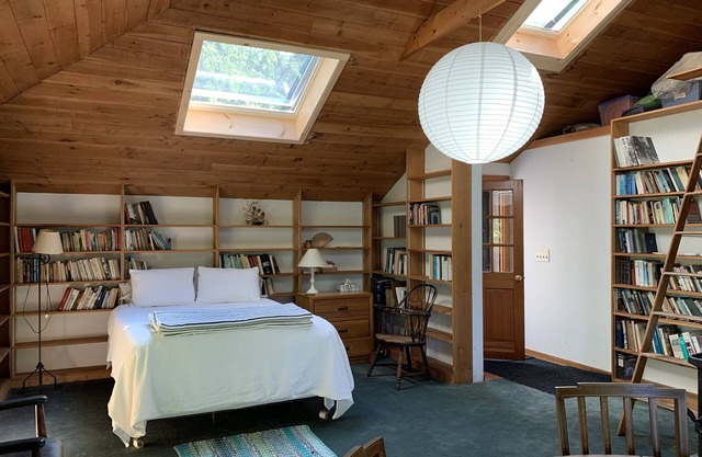 Airy, book-lined cottage on seaside estate