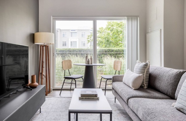 Airy Cambridgeport 1BR w/ W/D & Gym, near Boston U & MIT, by Blueground