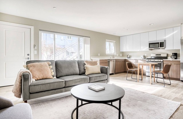 Airy Campbell 1BR w/ Gym, Pool & Hot Tub, walk to WF & TJ, by Blueground