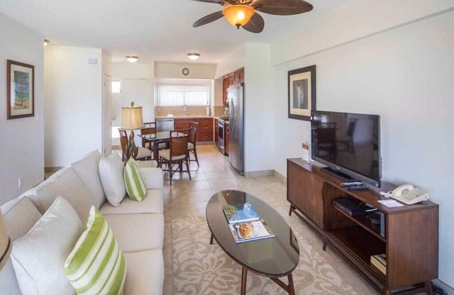 Airy, Casual Ocean View Suite w/Upgraded Kitchen, Free WiFi-Waikīkī Shore 1406