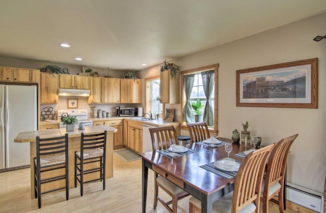 Airy Emigrant Townhome with Sweeping Mtn Views!