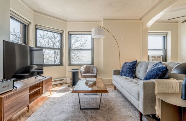 Airy Gold Coast 1BR w/ Doorman & Gym, nr Mariano Park, by Blueground