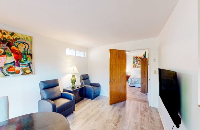 Airy & inviting duplex with an enclosed yard, patio, & streaming - dog-friendly