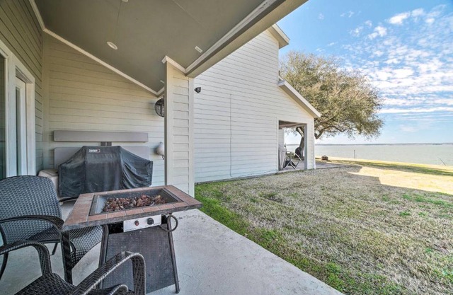 Airy Lake Livingston Townhome with Shared Pool!
