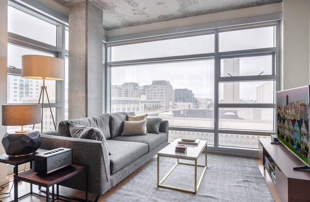 Airy Lower Nob Hill 2BR w/ Roofdeck, BBQ, near Shops, by Blueground