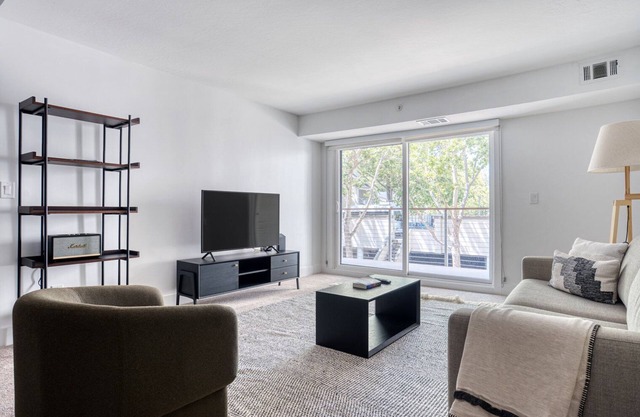 Airy Menlo Park 2BR w/ Pool, Ball Courts, near Top Schools, by Blueground