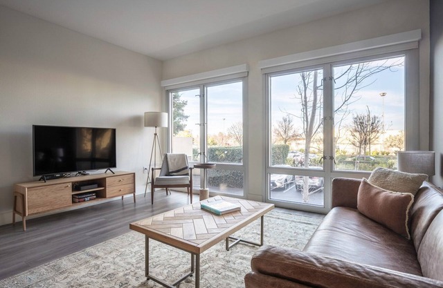 Airy Mountain View 2BR w/ Fitness Center, W/D, nr. hwy by Blueground