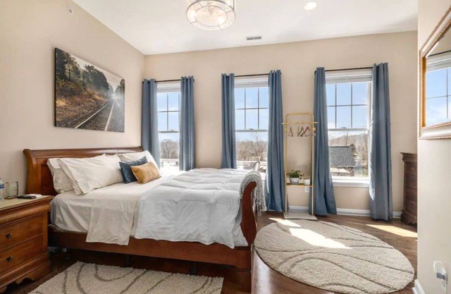 Airy Penthouse Loft on Main St. w/Massage Chair