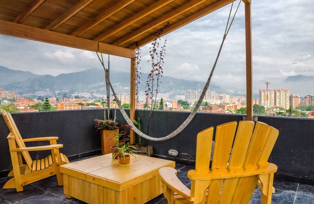 Airy Penthouse with Private Rooftop Terrace bordering El Poblado